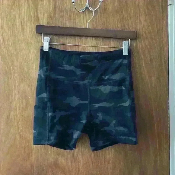 Athleta Pants - Ultimate Stash Pocket Camo 7” Shorts